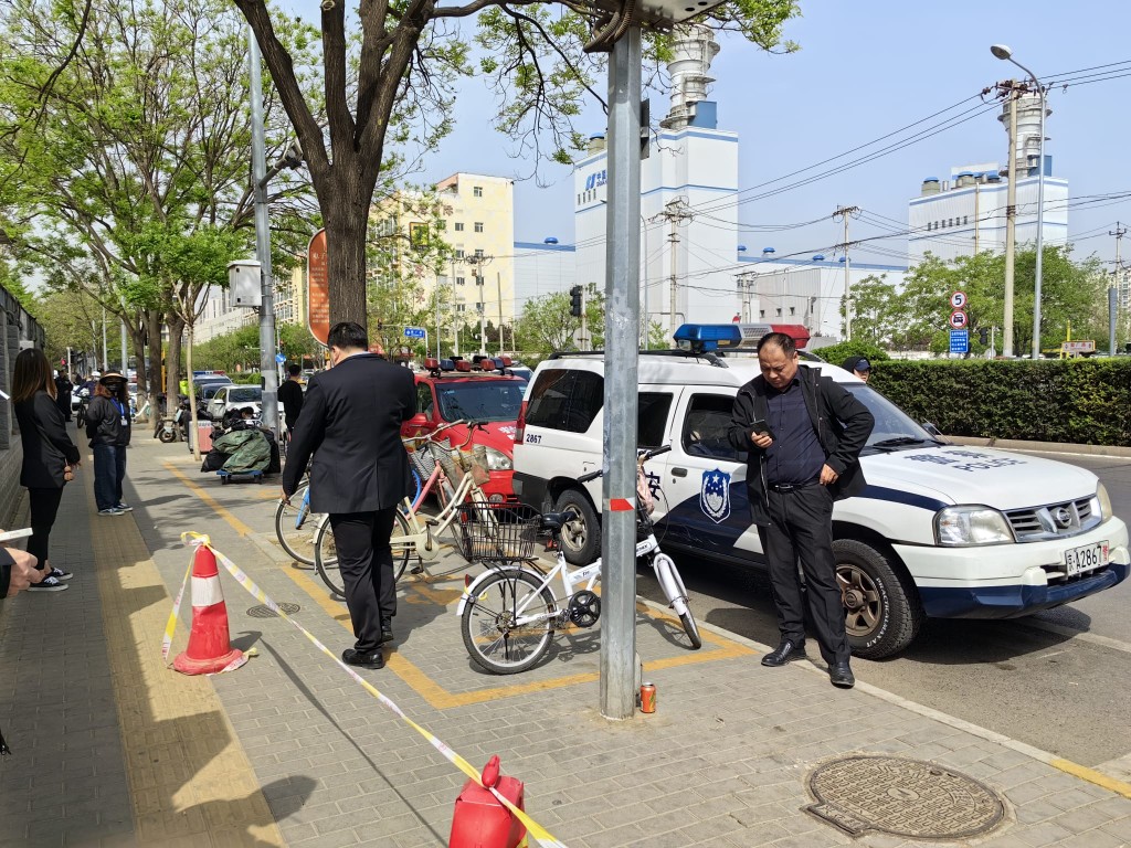 医院外有警车。驻北京记者张言天摄