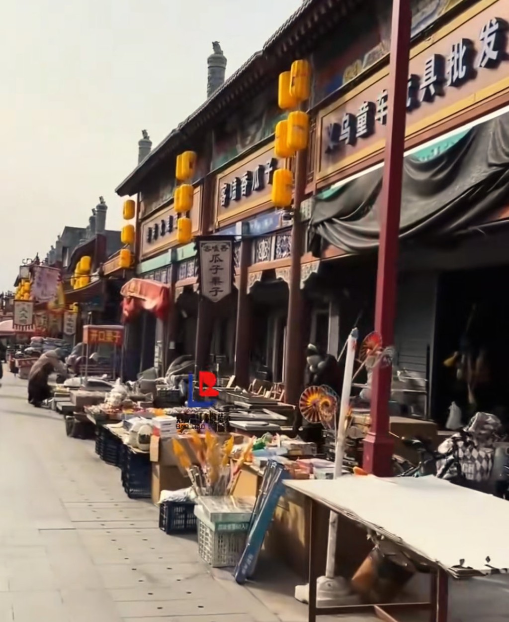 河北涿州街頭掛黃燈籠迎春節惹議。