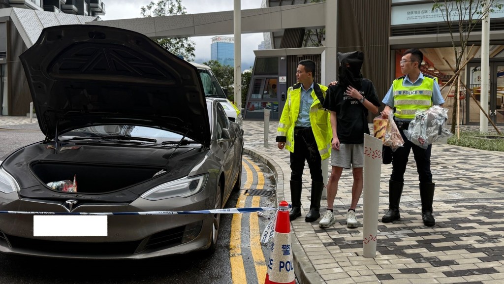 警觀塘打擊白牌車拘兩司機 揭其中一車揭藏煙彈。警方圖片