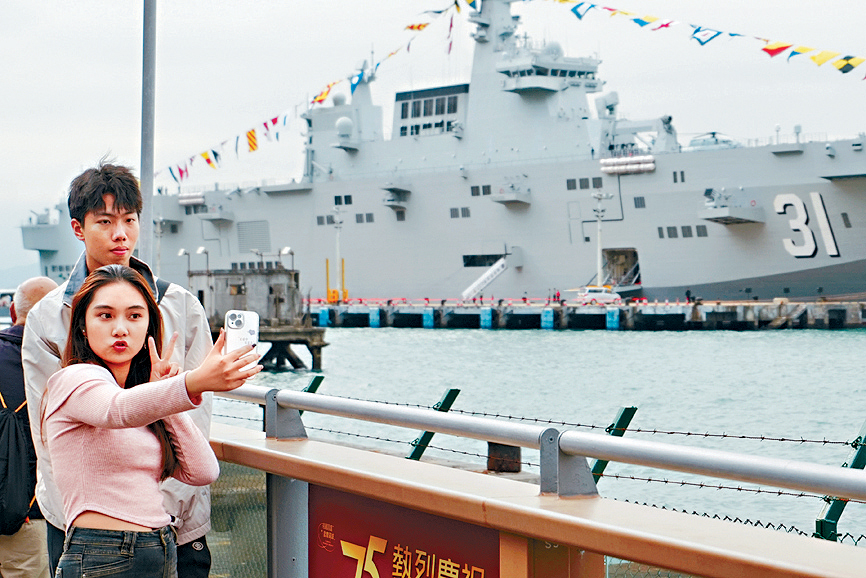 再有國家軍艦訪港，吸引不少市民及旅客前來打卡。