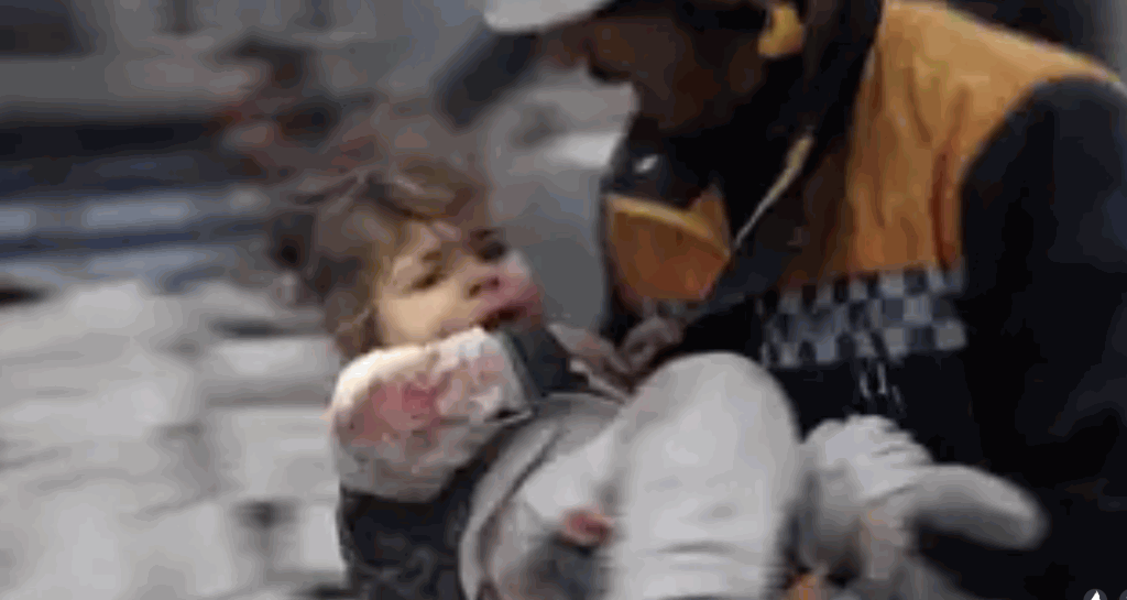 敘利亞接壤土耳其城鎮阿薩茲（Azaz）一名18個月大的女嬰伊斯梅爾（Raghad Ismail）奇蹟獲救。（圖片來源：路透社）