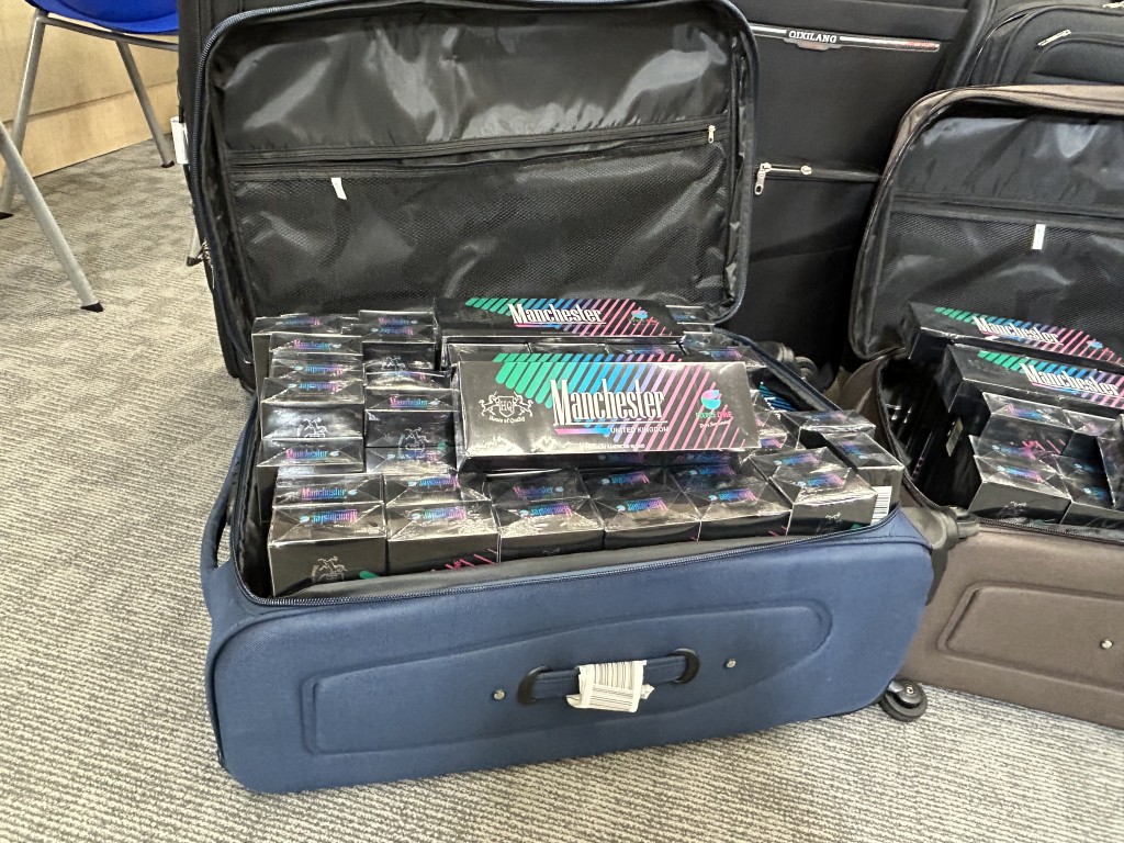 海關檢獲共約1100萬支私煙，估計市值約4900萬元，私煙應課稅值約3600萬元。曾志恒攝