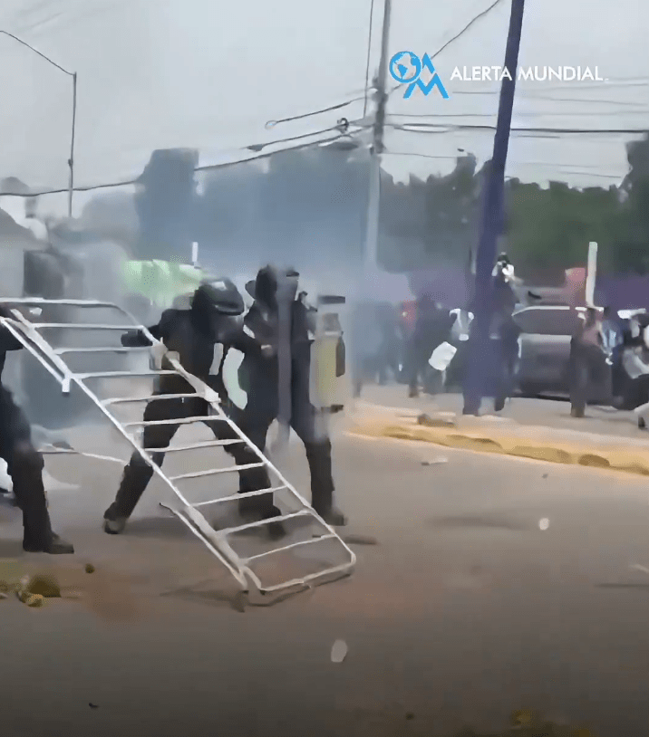2026世界盃開幕戰揭幕後,阿茲特克體育場外屢見警民衝突。Antifa_Ultras@X/DudekPL4@X 2026世界盃開幕戰揭幕後,阿茲特克體育場外屢見警民衝突。Antifa_Ultras@X/DudekPL4@X