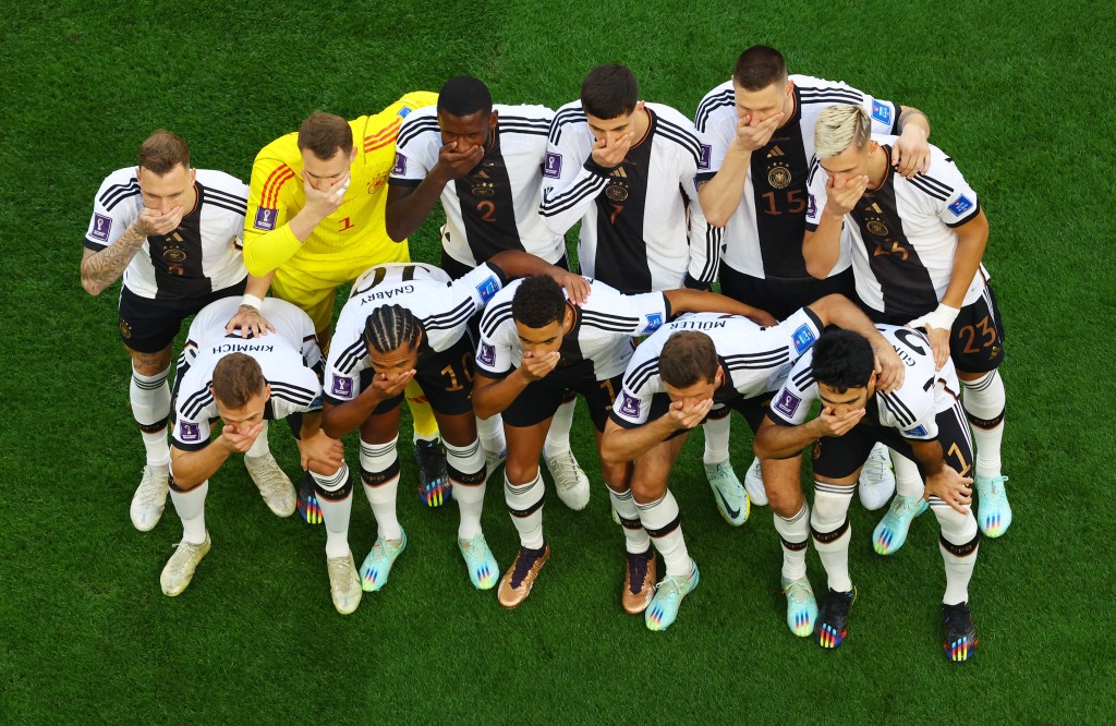 德国国家队11名正选球员一同用右手掩著嘴巴，以表示对主办国卡塔尔的人权状况提出无声抗议。路透社