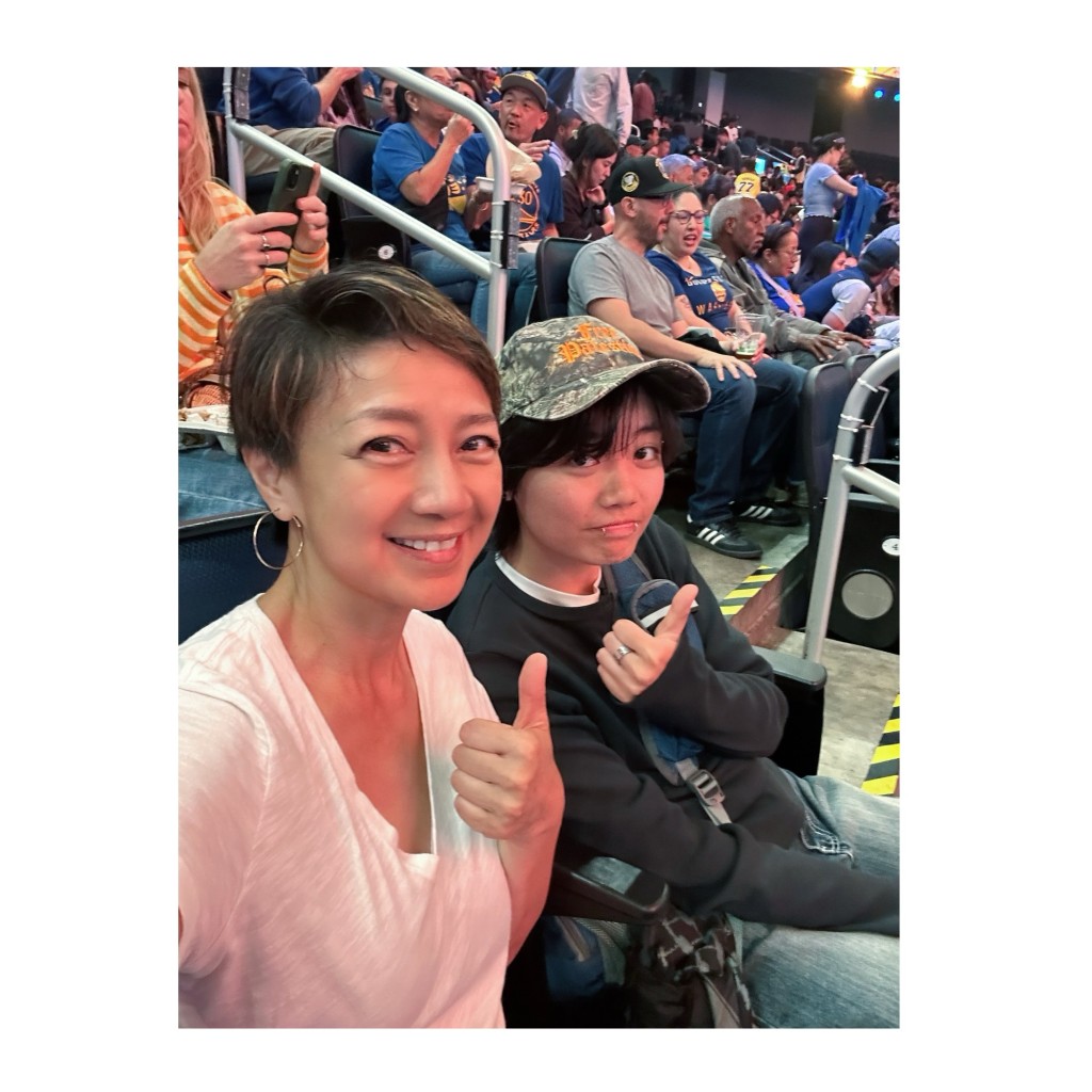 楊婉儀近日在社交平台,分享與餅印女兒睇籃球比賽。 楊婉儀近日在社交平台,分享與餅印女兒睇籃球比賽。