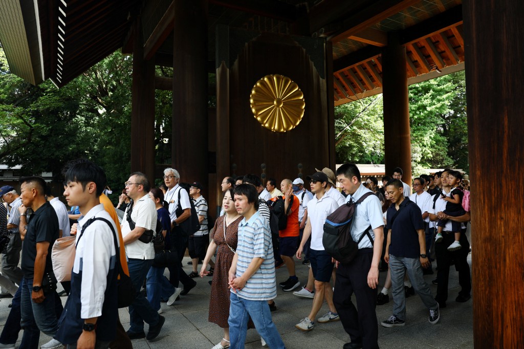 8月15日是日本在二戰宣布無條件投降81周年的日子，多名民眾參拜靖國神社。路透社