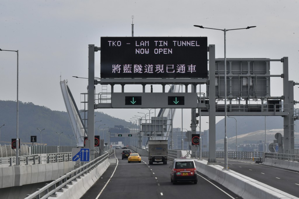 為連接新造土地與將藍公路,當局計劃興建海上高架橋(包括行人路)及相關道路工程。 為連接新造土地與將藍公路,當局計劃興建海上高架橋(包括行人路)及相關道路工程。