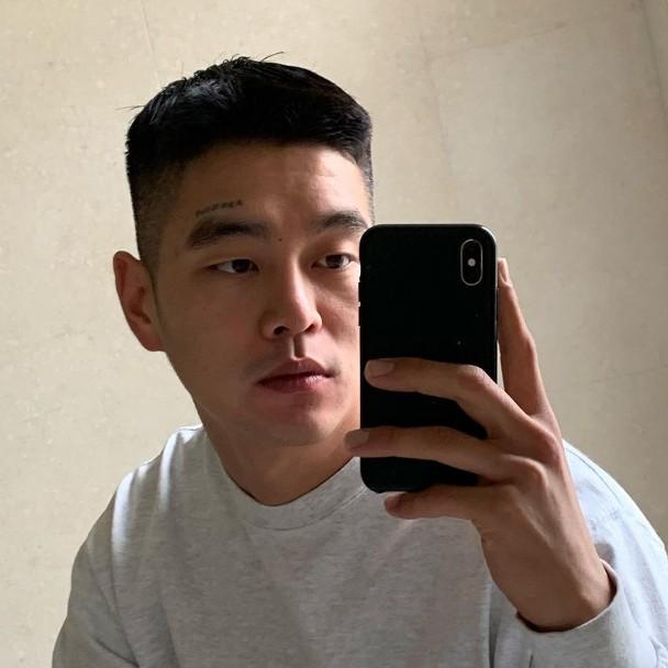 劉亞仁日前曾公開崔河那的自拍照。