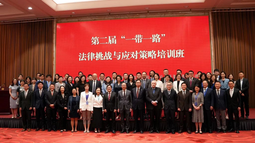 大律師公會派出二十多名成員繼續內地的訪問行程，今日在北京出席第二屆「一帶一路」法律挑戰與應對策略研討會。大律師公會提供