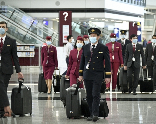 衞生署為機場工作人員進行病毒檢測。資料圖片
