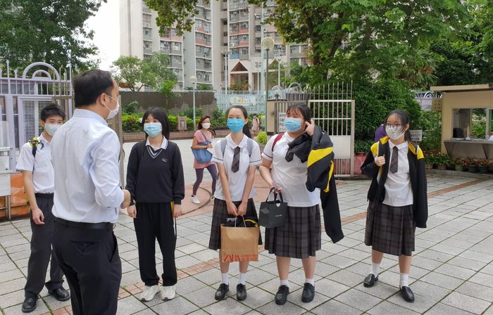 在落馬洲支線口岸乘搭校巴的跨境生，因校巴未達校門，要徒步返回學校。