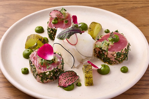 燄烧黄鳍吞拿鱼配牛油果（b）