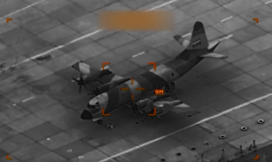 停泊在地面上的伊朗軍機遭美軍炸毀。（X@U.S. Central Command）