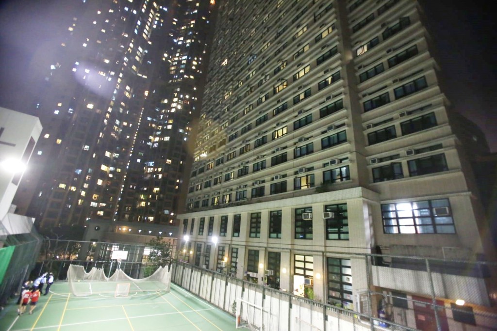 港大宿舍削皮刀墮下砸傷男生。