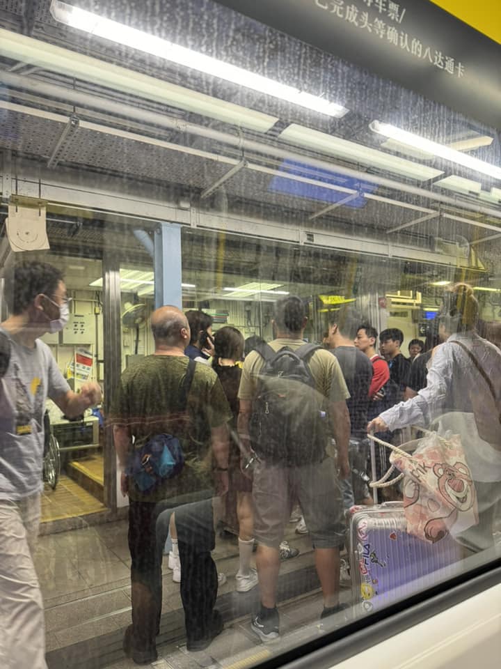晚上11时02分，由于有人进入上水站路轨范围，东铁綫服务受阻。北区之友FB