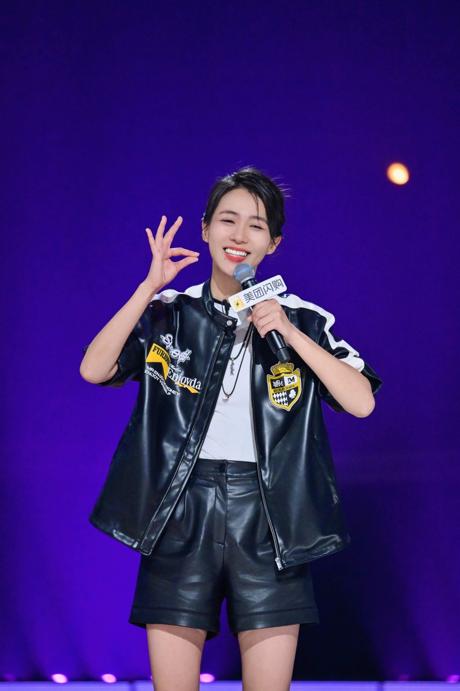 前女警、棟篤笑演員「火鍋」自爆執勤遭水槍射私處。 微博