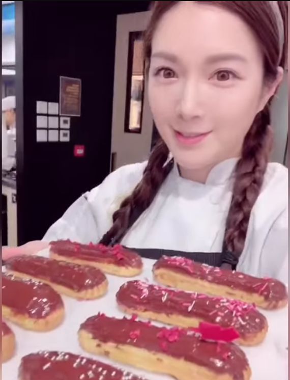 苟苟曾全副精神投入學整糕點嚟麻醉自己。