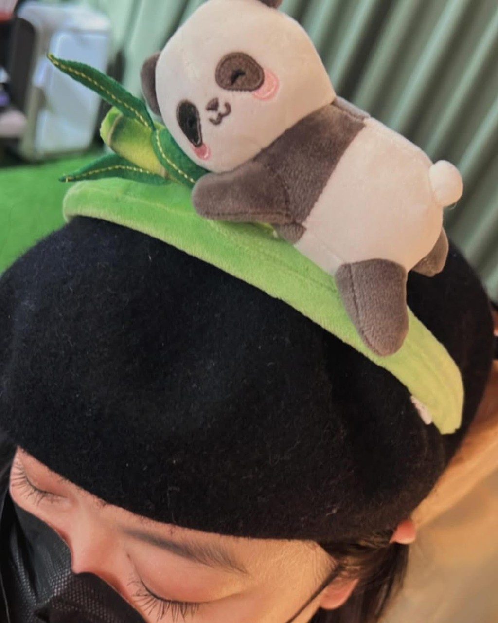 李珊珊心理未調整好前，只肯露半邊面。