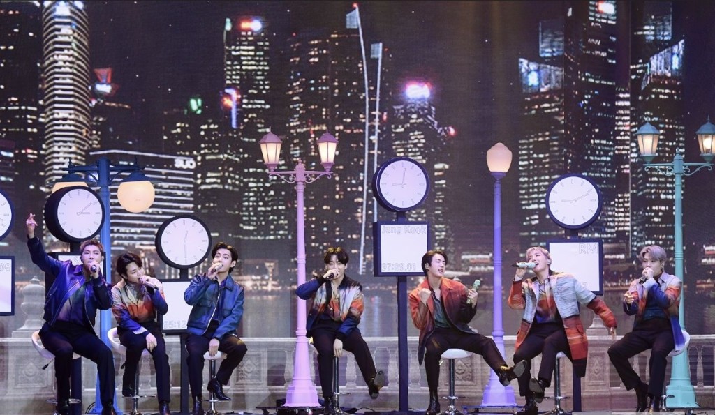BTS也有坐定定表演。