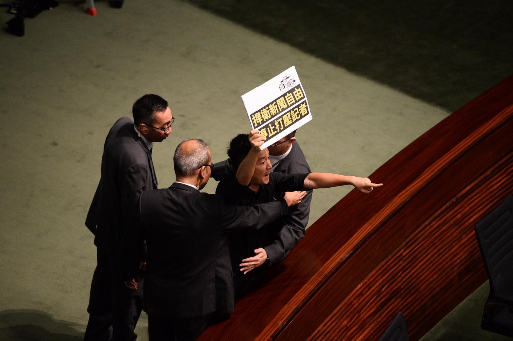 陈志全被赶离场。