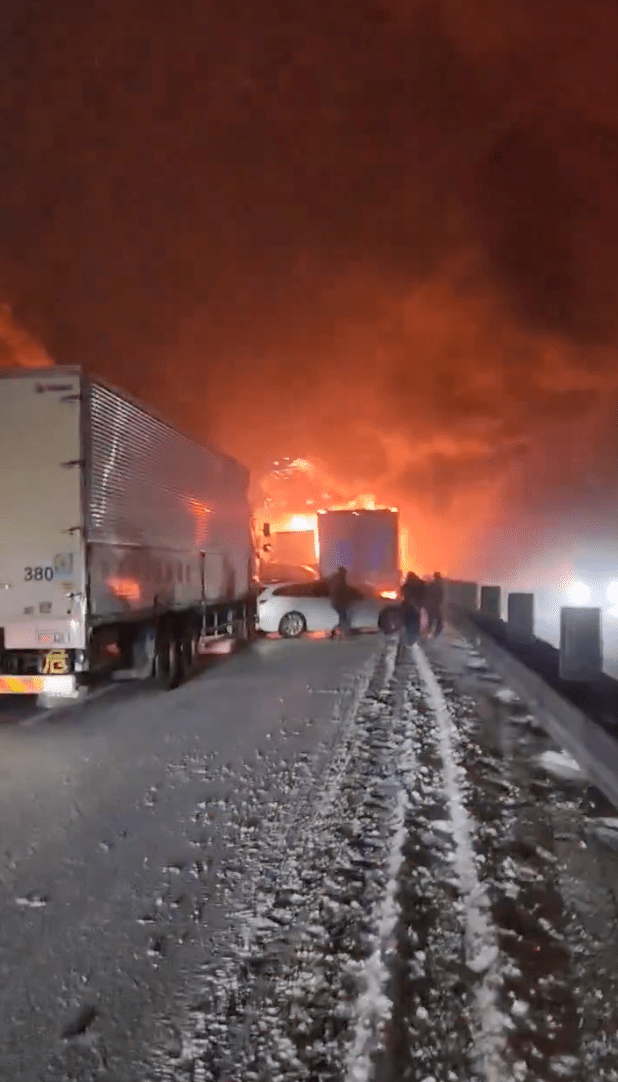 據日本媒體最新報導，涉及車輛數目從最初預計的15輛急增至30輛，當中包括大型卡車、拖板車及多輛私家車。X@chematierra 