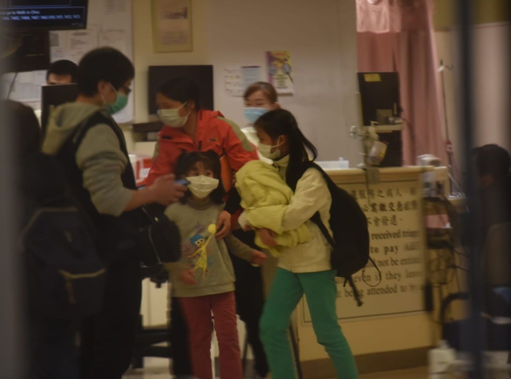 事件中，一名女子及其3名子女同告受傷送院。