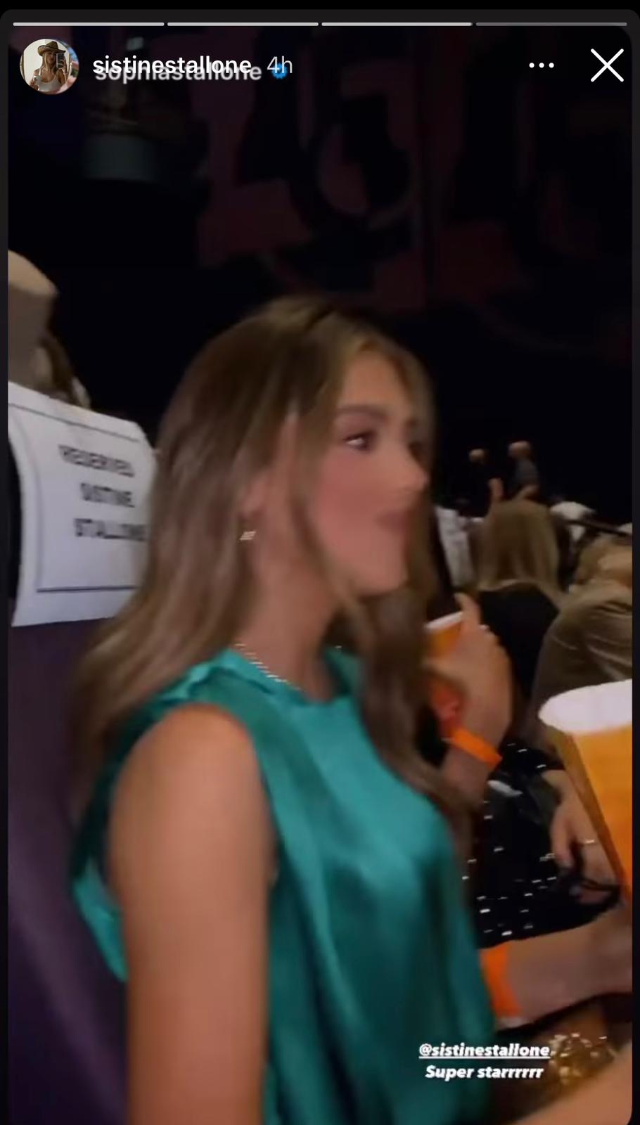 史泰龍女兒Sistine有現身首映，更在戲院玩拋食爆谷。