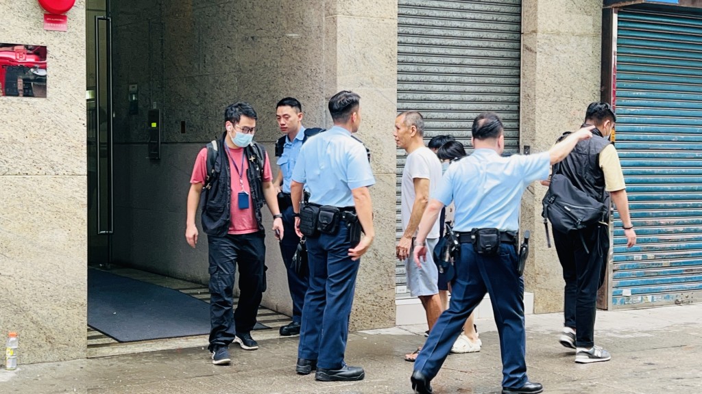 警方在大廈調查。