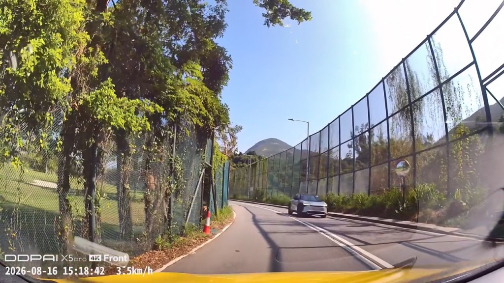 一輛掛有中港車牌的七人車於石澳道逆線行駛,幾乎與駛至的車輛迎頭相撞。fb「車camL」群組片段截圖 一輛掛有中港車牌的七人車於石澳道逆線行駛,幾乎與駛至的車輛迎頭相撞。fb「車camL」群組片段截圖