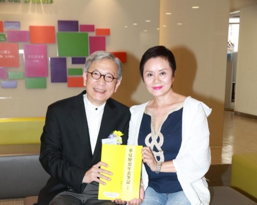 曾𦟌章新书将义卖给老婆的心晴行动慈善基金筹款。