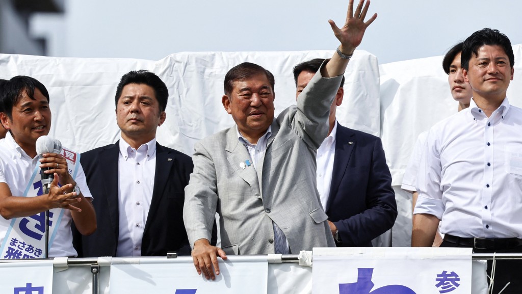 日本参议院选举周日举行，首相石破茂为自民党拉票。路透社