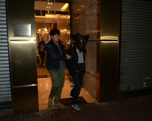 警方搗黑幫毒竇賭檔　拘37男女。