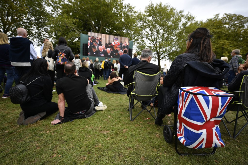 初部估算，周一舉行國葬期間，全英國有超過2600萬人收看電視直播。AP