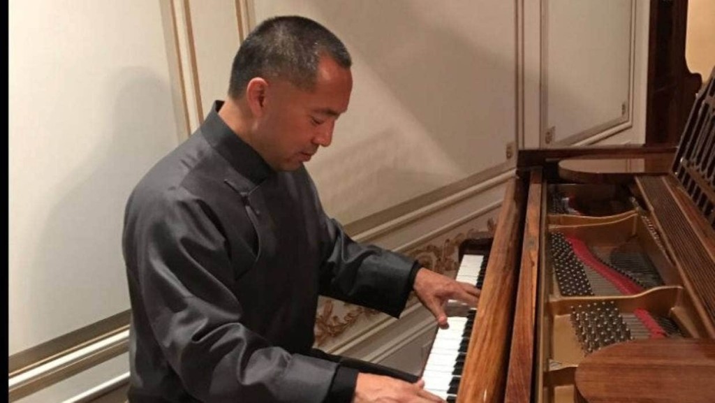 郭文贵曾上载弹钢琴相片。twitter