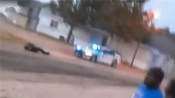 事件中一名警員被女童所駕汽車撞飛。(網圖)
