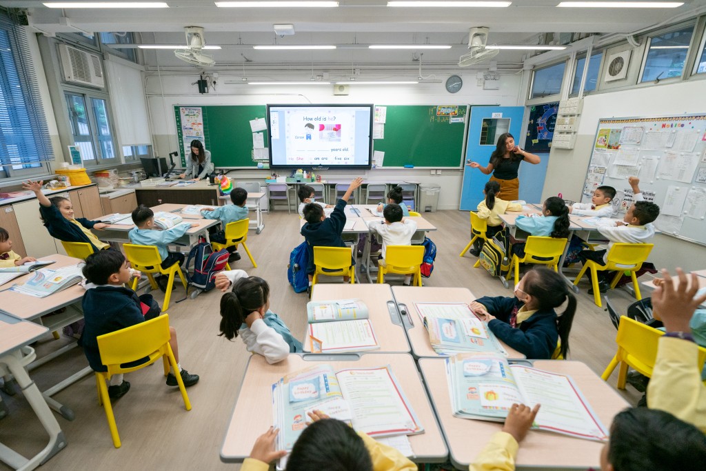 學生升上小學後，慢慢熟習課堂秩序。（圖片來源：香港潮商學校提供）