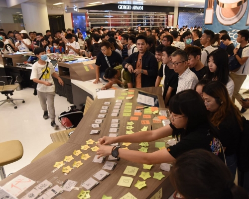 市民在便利貼寫上訴求。