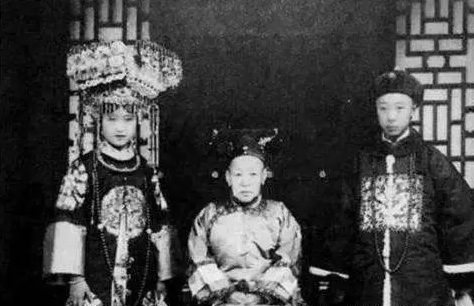 光緒帝(右)跟慈禧太后(中)的合照。搜狐@矓矓愛歷史 光緒帝(右)跟慈禧太后(中)的合照。搜狐@矓矓愛歷史