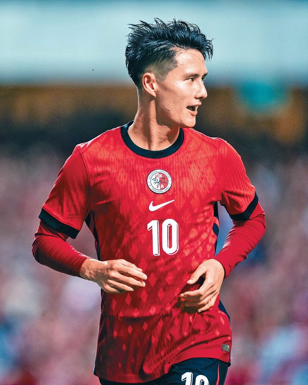 黃威入選，今場負責為港隊較炮。