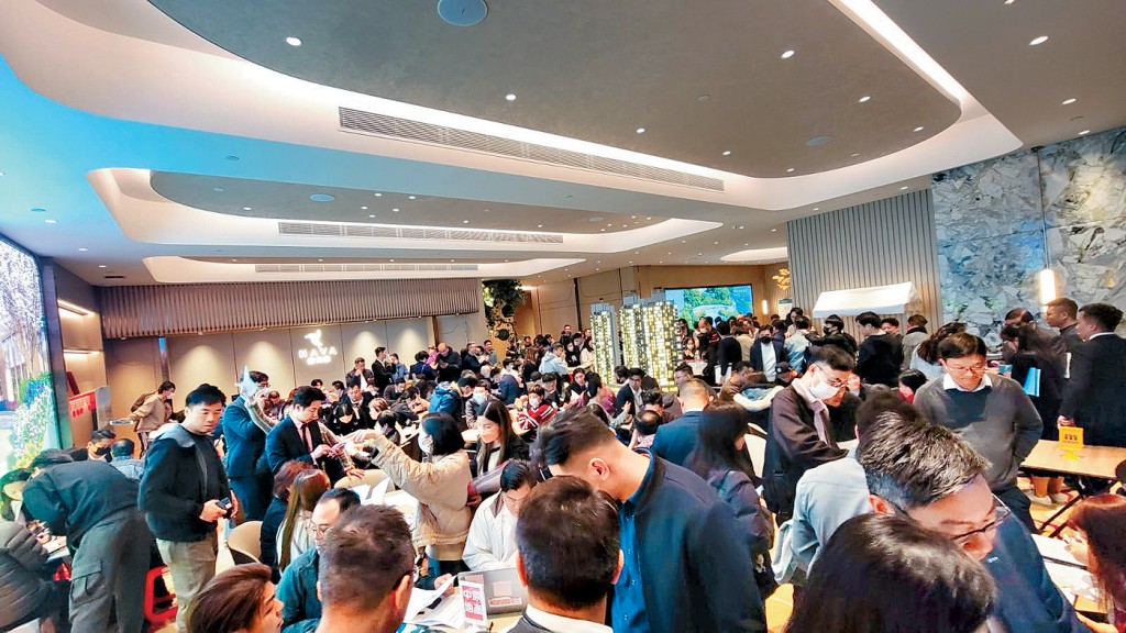 朗天峰昨日供指定人士参观示范单位，即现参观人潮，场面墟冚。