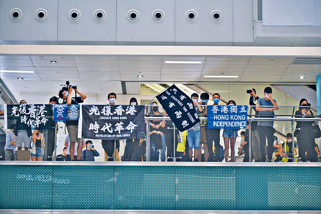 示威者在公眾活動中揚起港獨旗幟,李家超說肯定違反國家安全。