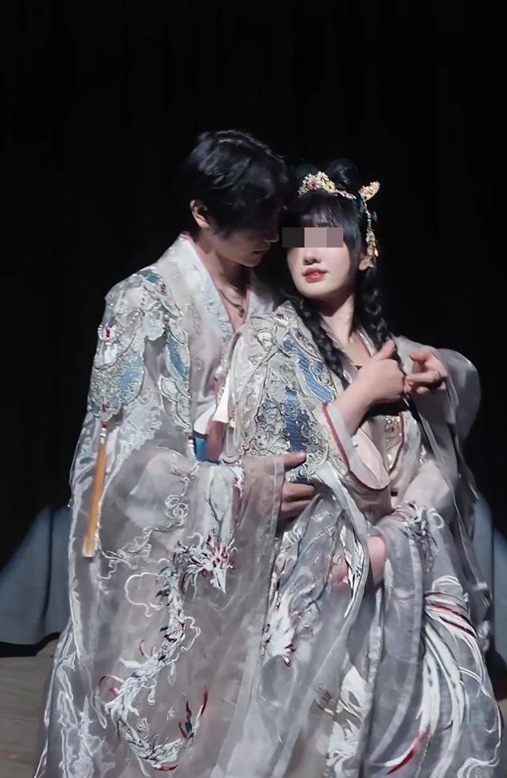 内地年轻男女流行玩“恋陪本”剧本杀。小红书