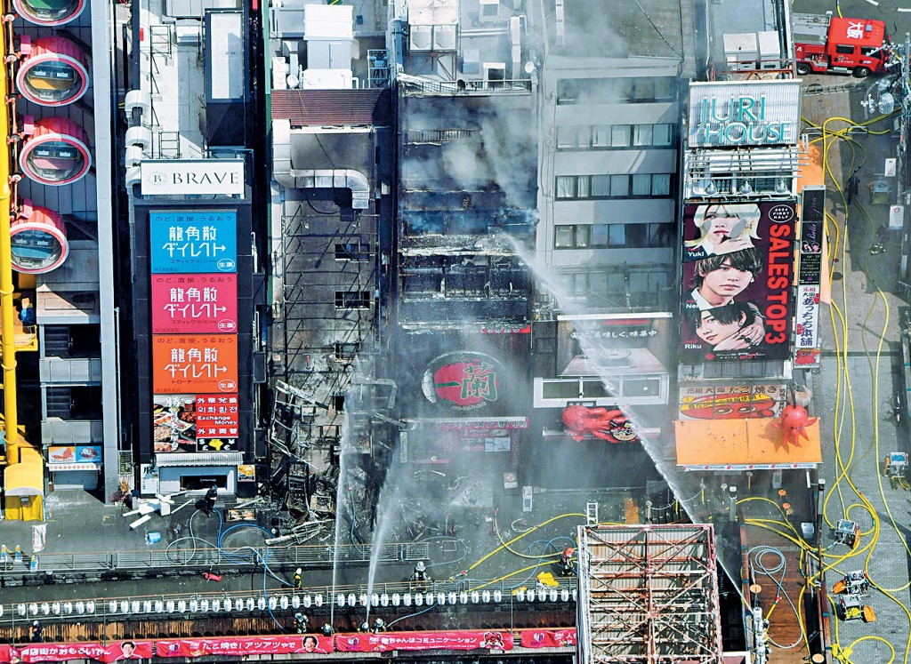 大阪知名鬧區道頓堀一棟建築物起火，消防員到場射水撲救。