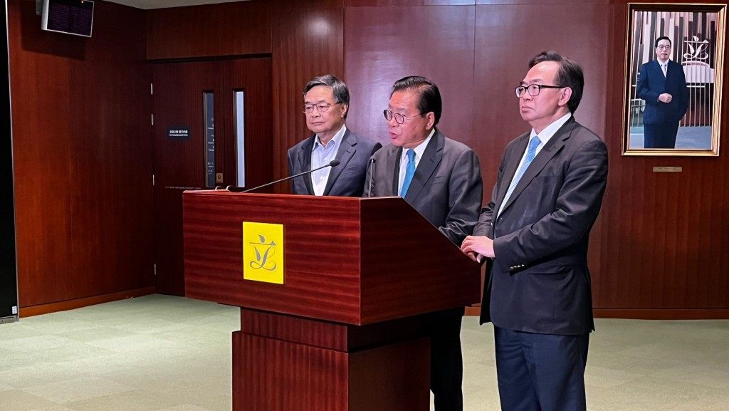 身兼工程師的工程界議員盧偉國形容今次事件相當嚴重,指香港的樓宇高,並考慮風力因素,形容樓宇結構「牽一髮而動全身」。黃子龍攝