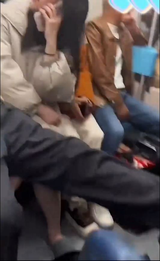 上海地鐵老翁強行坐在女乘客腿上。抖音