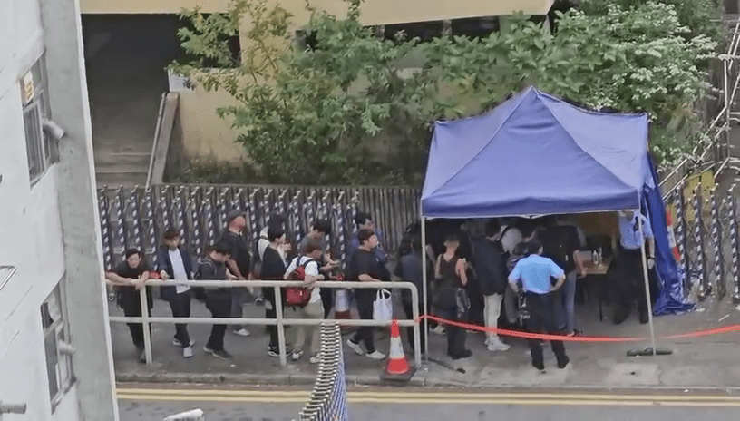 近日有網民上載一段工人在宏福苑警崗前排隊影片。網上片段