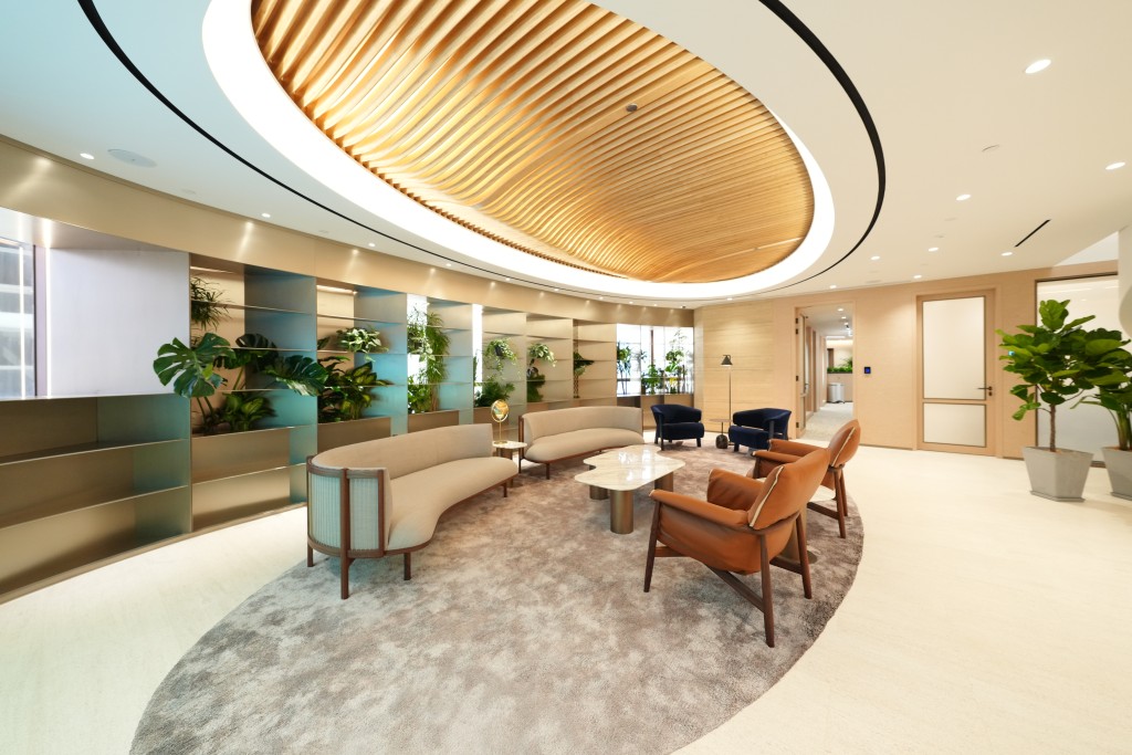 会客大厅天花位置由一系列回收及经过处理的竹片组成，独特设计散发柔和光线，配合来自丹麦及意大利的时尚家具，营造舒适及优雅的氛围 。