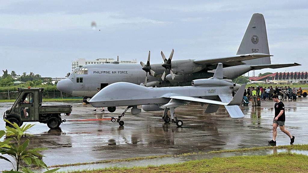 菲國南部三寶顏機場可見停放了一架美國海軍無人機及一架菲律賓運輸機。