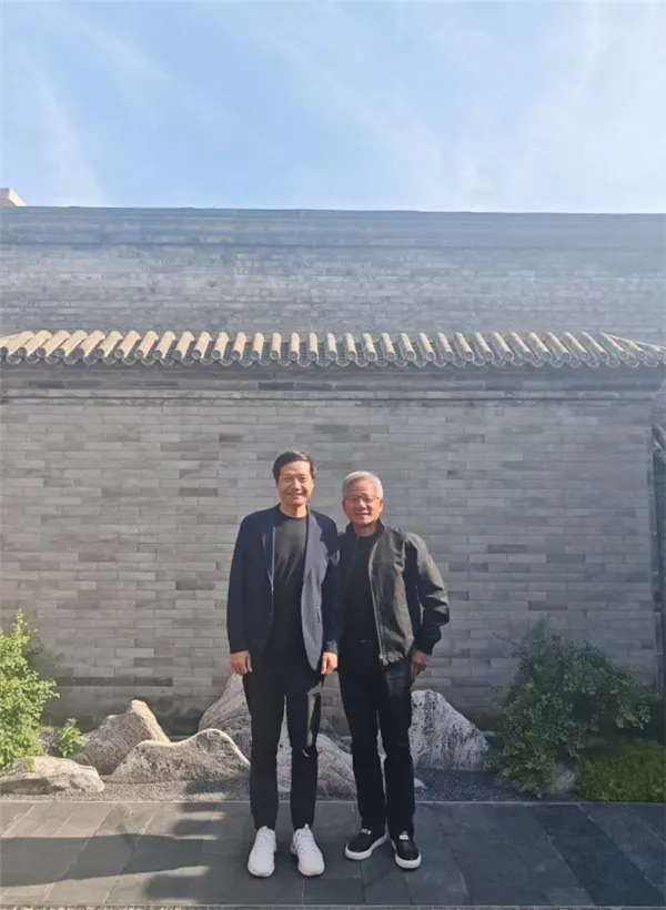 雷軍(左)與黃仁勛與的合照成為熱話。 雷軍(左)與黃仁勛與的合照成為熱話。