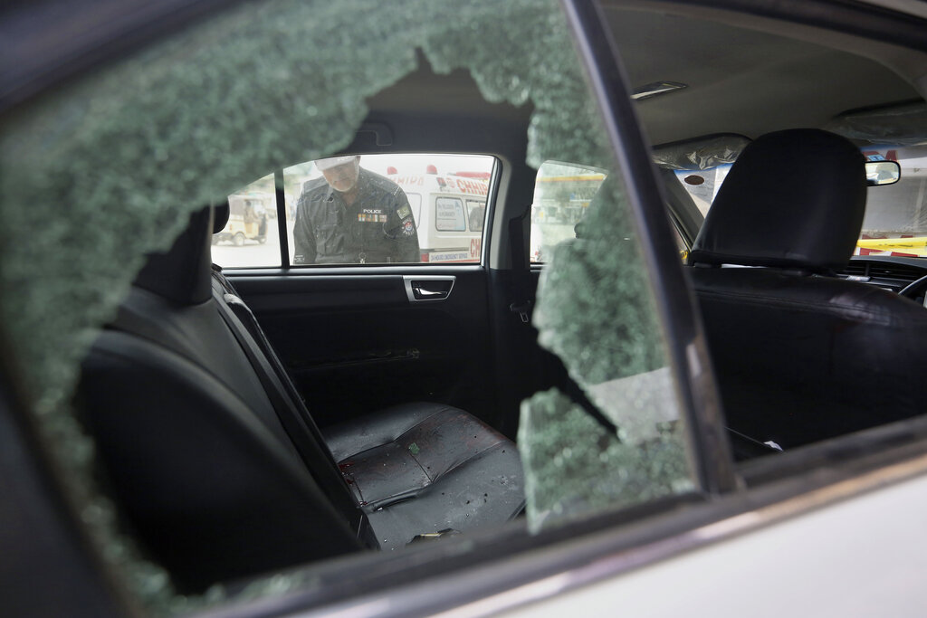遇襲的白色汽車車窗碎裂。美聯社圖片